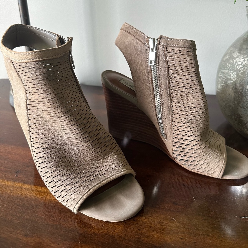 Steve Madden wedges in taupe, excellent condition.